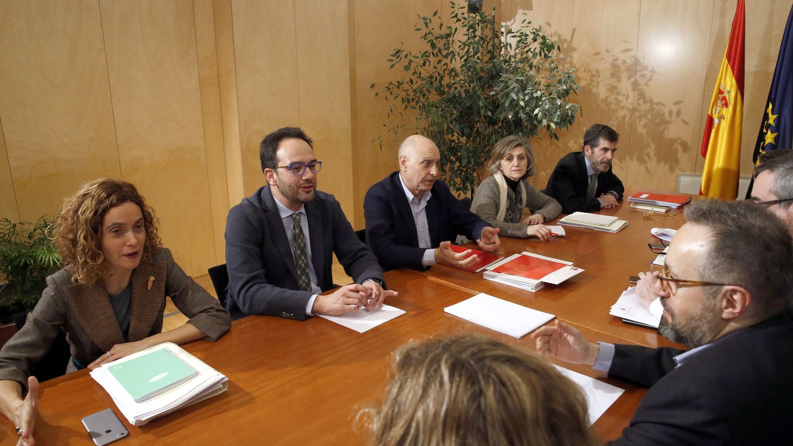 Foto: Reunión de los equipos negociadores de PSOE y C's el pasado 17 de febrero. Con barba y al fondo, José Enrique Serrano. (EFE)
