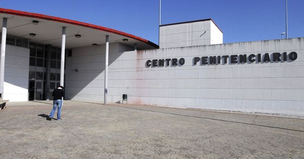 Foto: Fachada de la cárcel de Mansilla de las Mulas (León). (EFE)