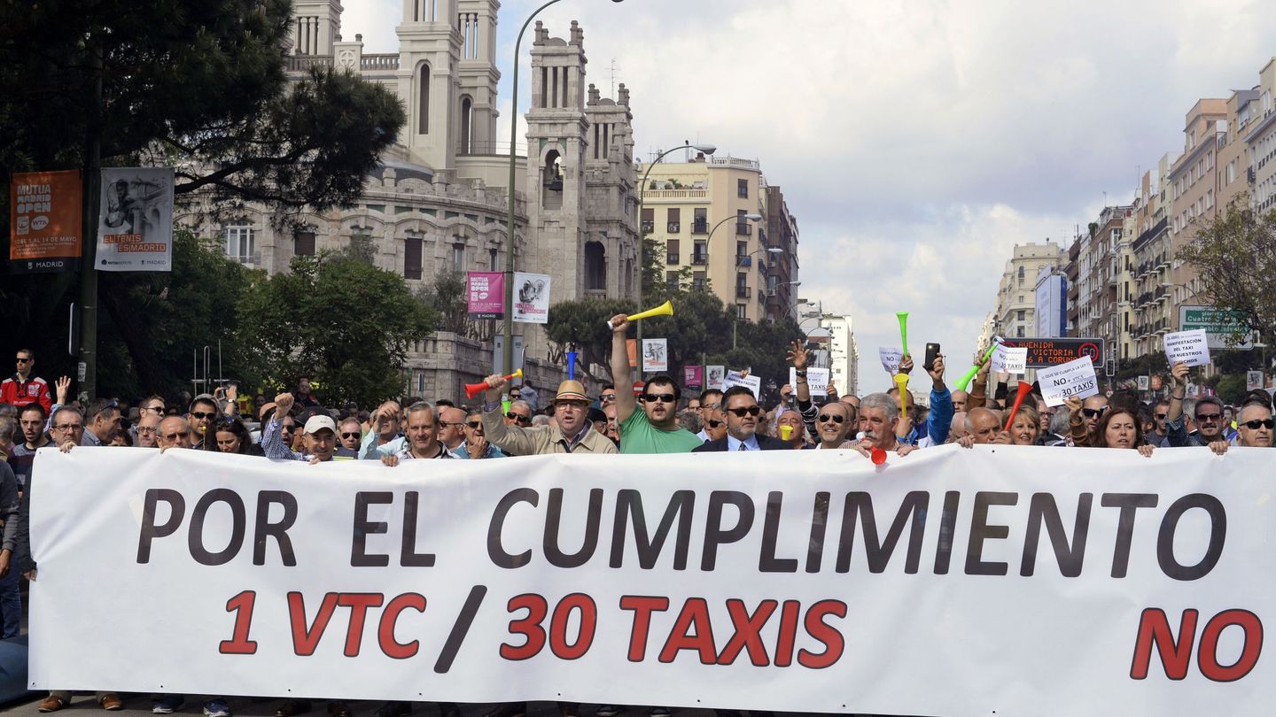 Taxistas durante una de sus manifestaciones en Madrid (Foto: EFE)