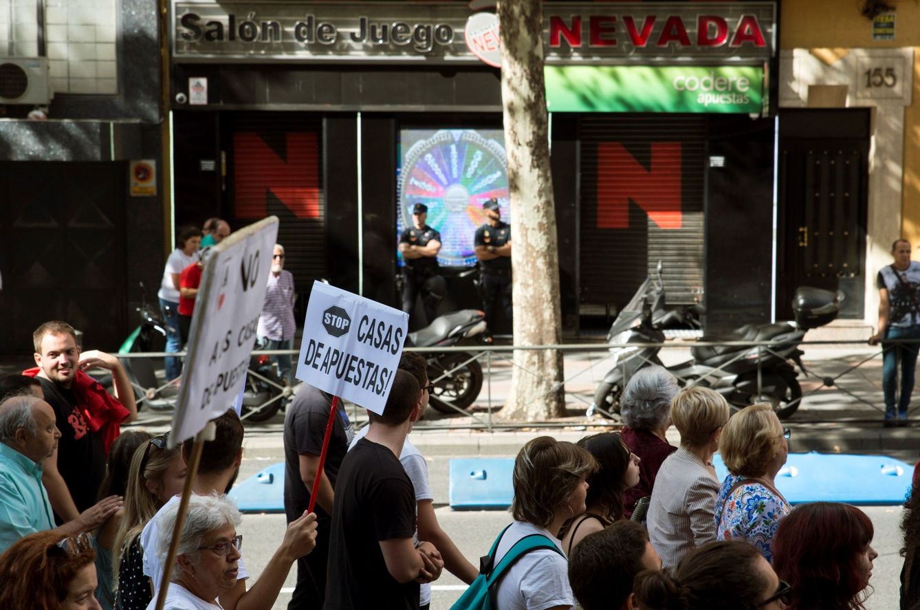Foto: Una manifestación en 2019 contra la proliferación de las casas de apuestas. (EFE)