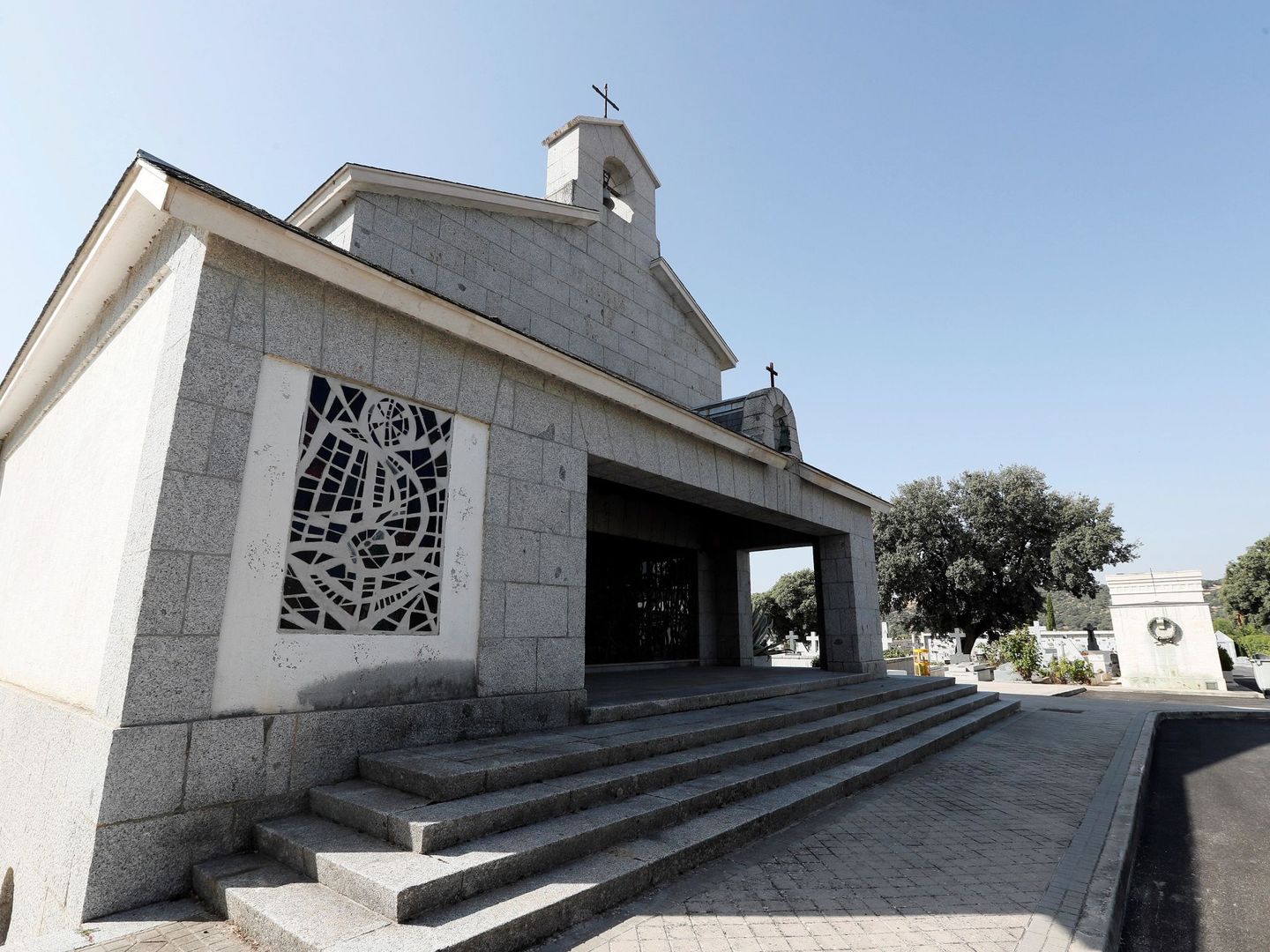 Vista de la capilla donde yace Carmen Polo y en la que descansará, si el TS lo autoriza, su esposo, Francisco Franco, en el cementerio de Mingorrubio-El Pardo de Madrid. (EFE)