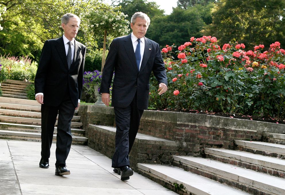 Sir David Manning junto a George W. Bush (REUTERS)