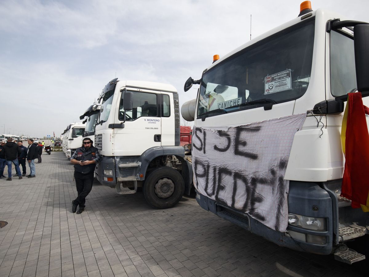 Foto: Camioneros para la Defensa del Sector del Transporte de Mercancías por Carretera mantienen sus vehículos parados en el Wanda Metropolitano en Madrid este martes. (EFE/Sergio Pérez)