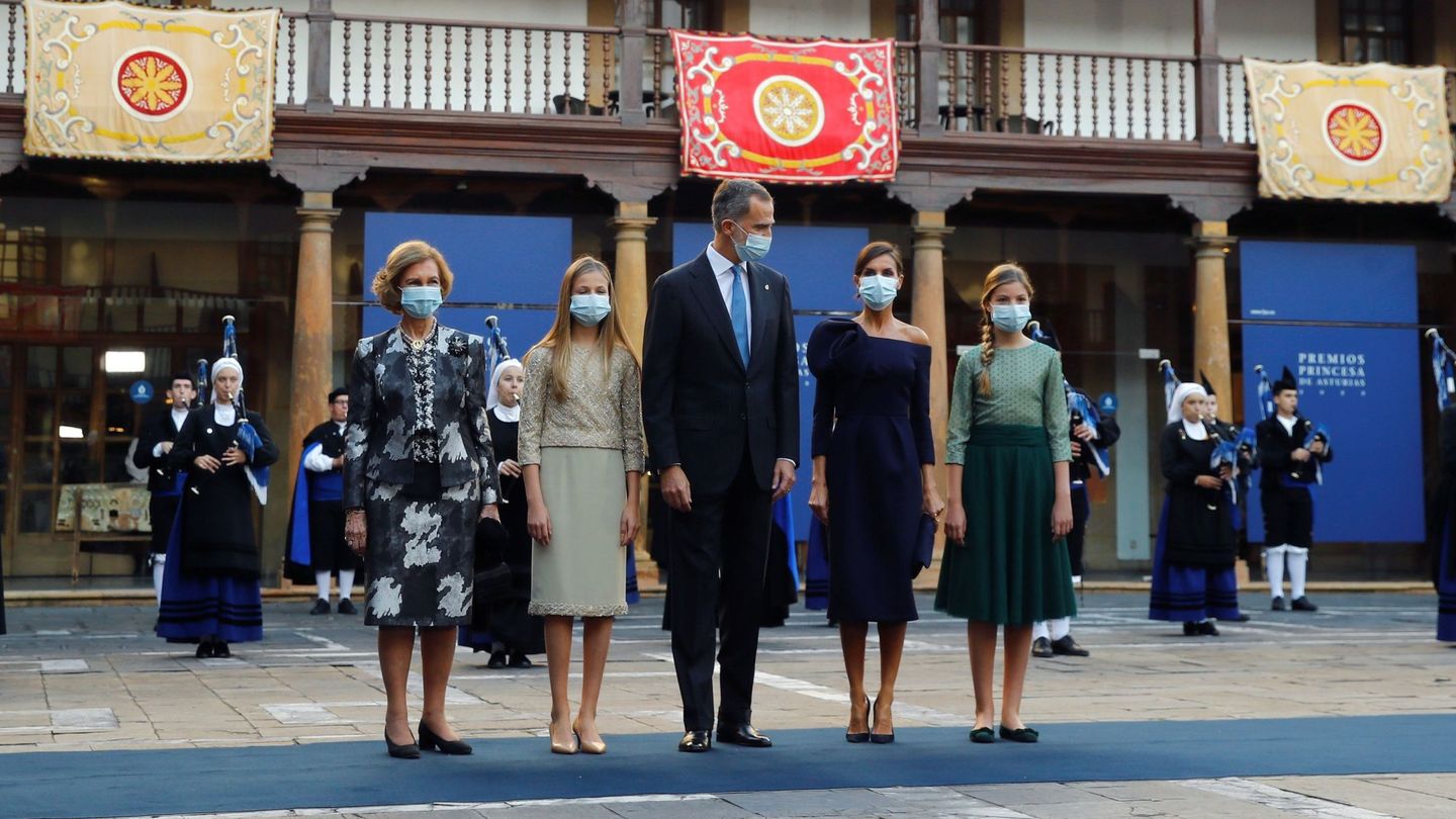 La reina Sofía, junto a los Reyes y sus hijas en los Premios Princesa de Asturias. (EFE)