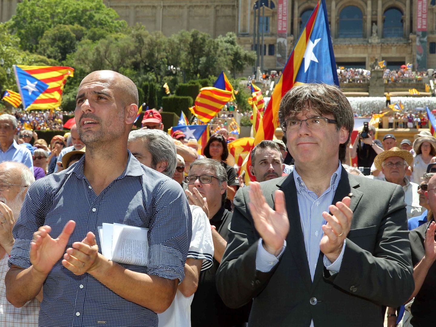 El presidente de la Generalitat, Carles Puigdemont, y el exentrenador del FC Barcelona Pep Guardiola.(EFE)