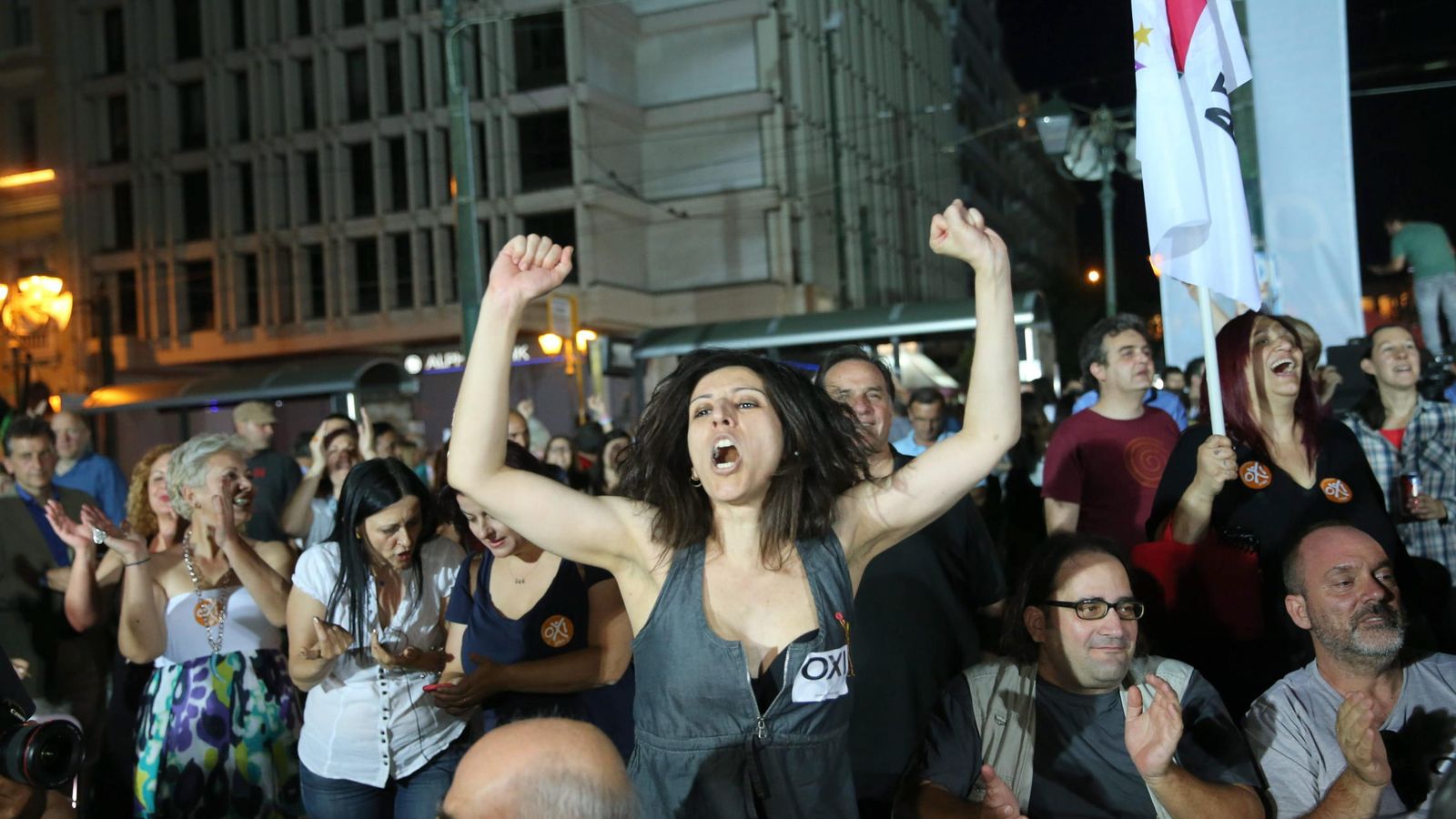 Foto: Partidarios del 'no' celebran el resultado de la consulta, este domingo en Atenas. (EFE)
