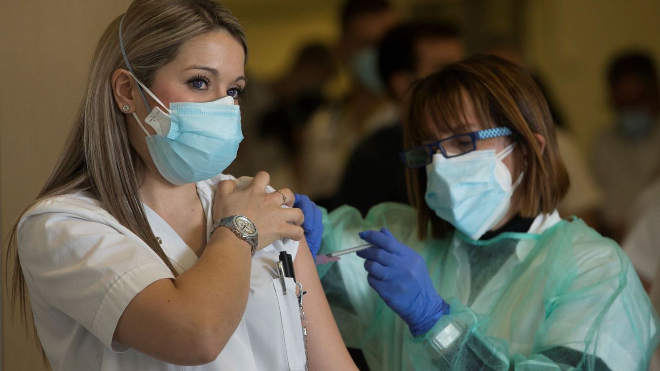 Foto: Personal sanitario del Hospital de Sant Pau de Barcelona recibe la vacuna contra el covid. (EFE)