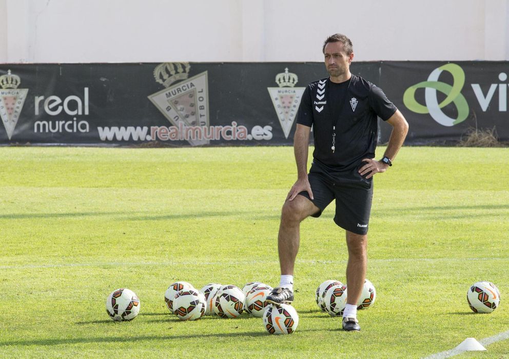 Foto: José Manuel Aira, entrenador del Real Murcia (EFE).