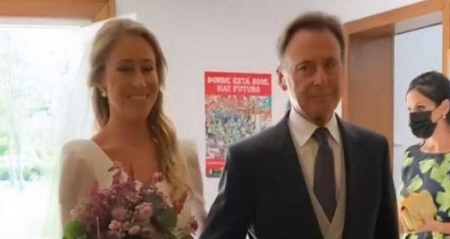 Marta y su padre, Matías Prats, en la boda. (Instagram)