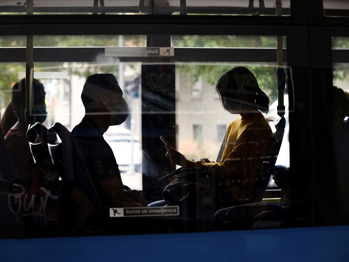 Foto: Viajeros en un autobús de la EMT en Madrid. (EFE/Emilio Naranjo)