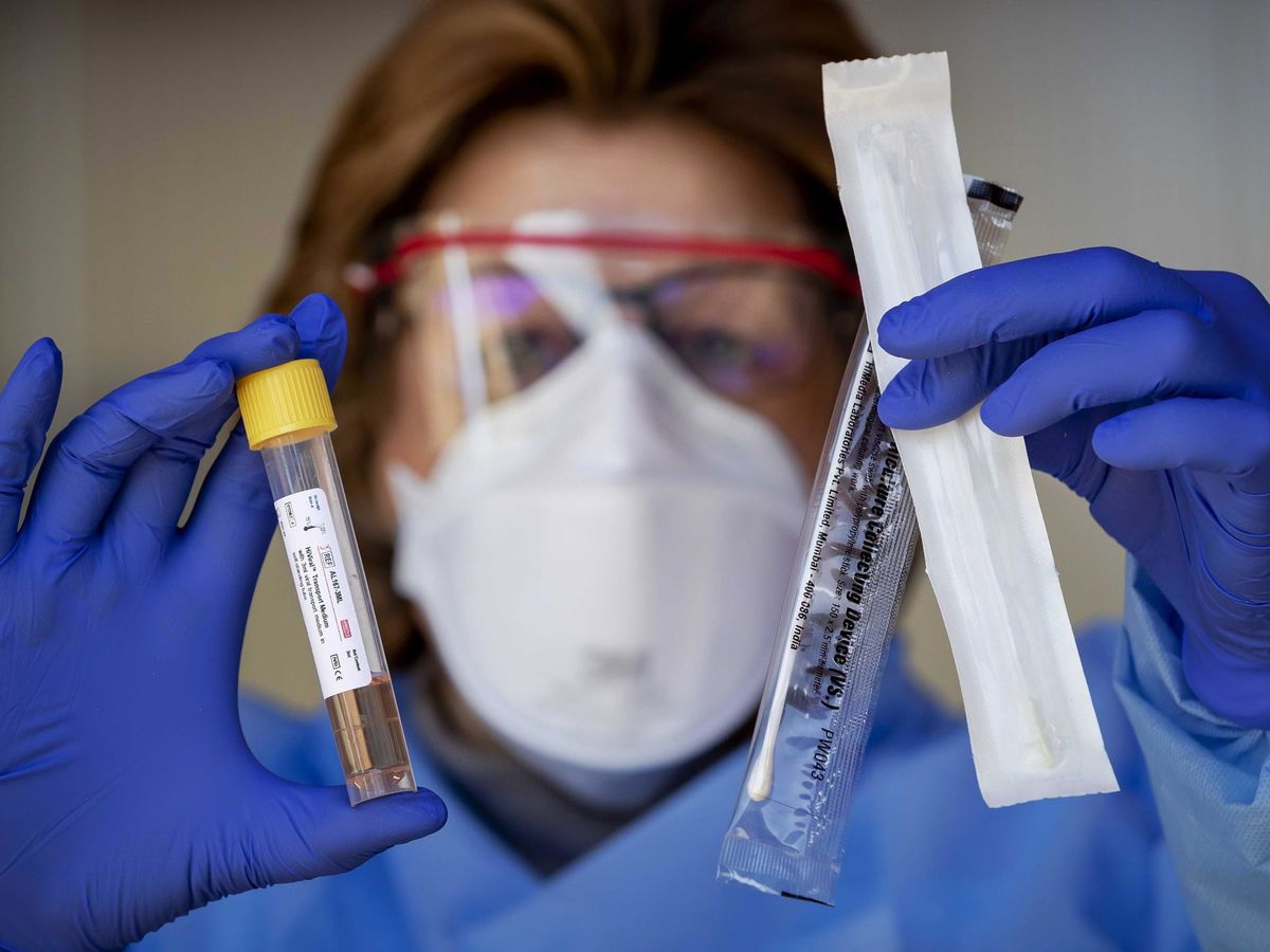 Foto: Una enfermera muestra un kit para realizar el test de coronavirus. EFE