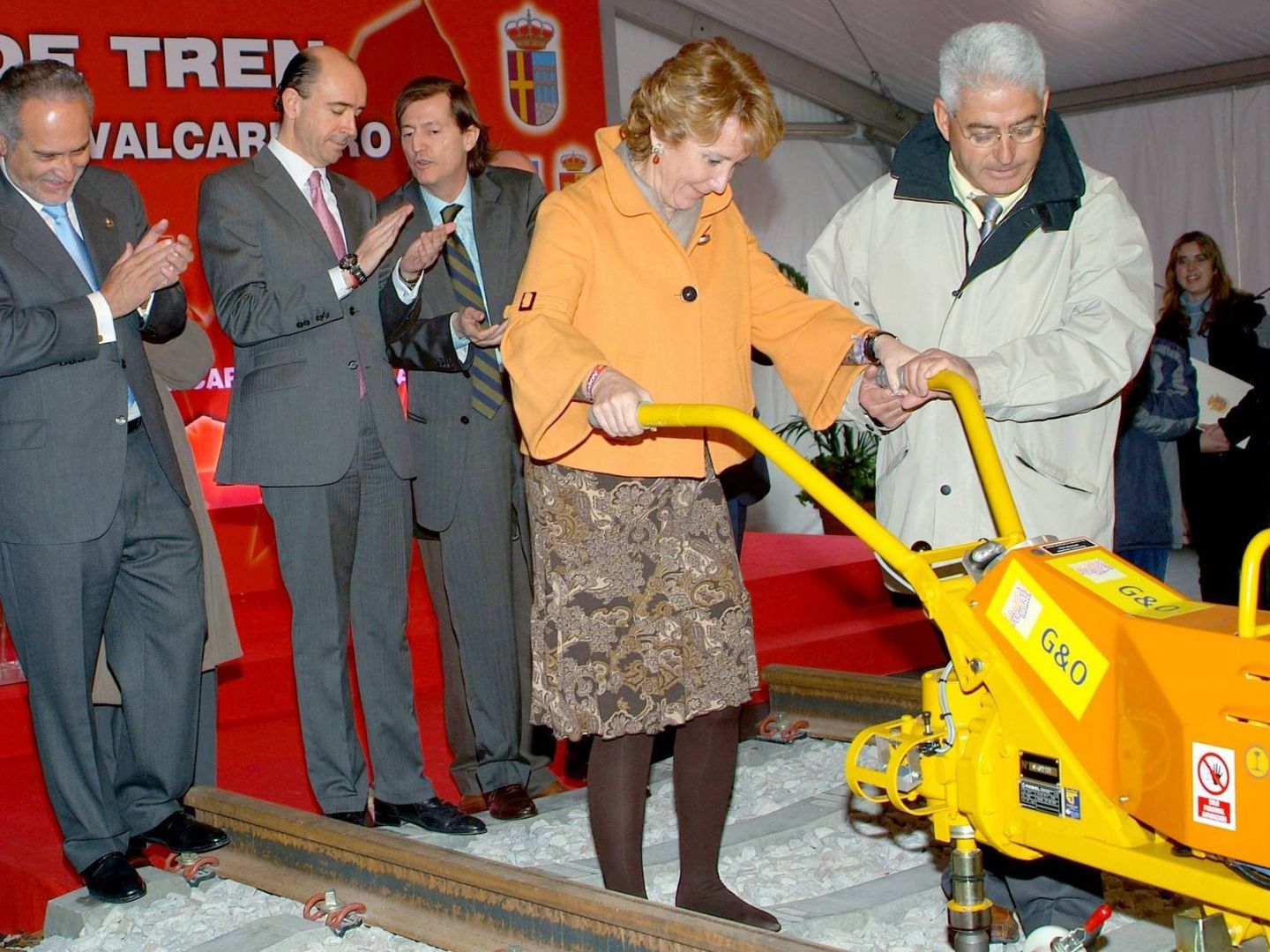 Esperanza Aguirre, poniendo la primera piedra del tren a Móstoles y Navalcarnero en febrero de 2008. (EFE)