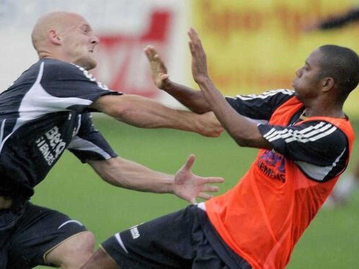 Foto: Gravesen y Robinho se pelean en un entrenamiento (Felipe Sevillano).