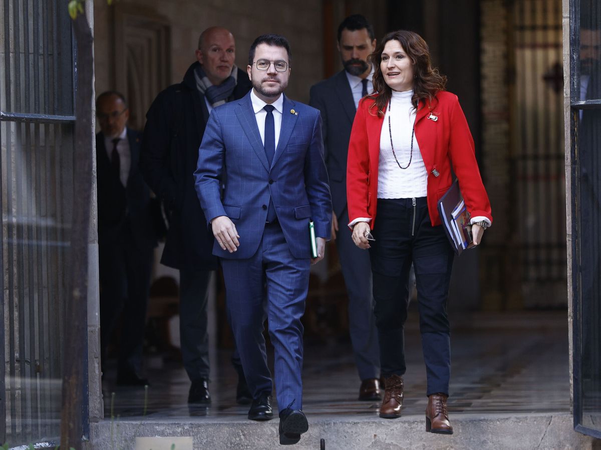 Foto:  El presidente de la Generalitat, Pere Aragonès, acompañado por la vicepresidenta Laura Vilagrà, a su llegada a la reunión semanal del Govern. (EFE/Quique García)