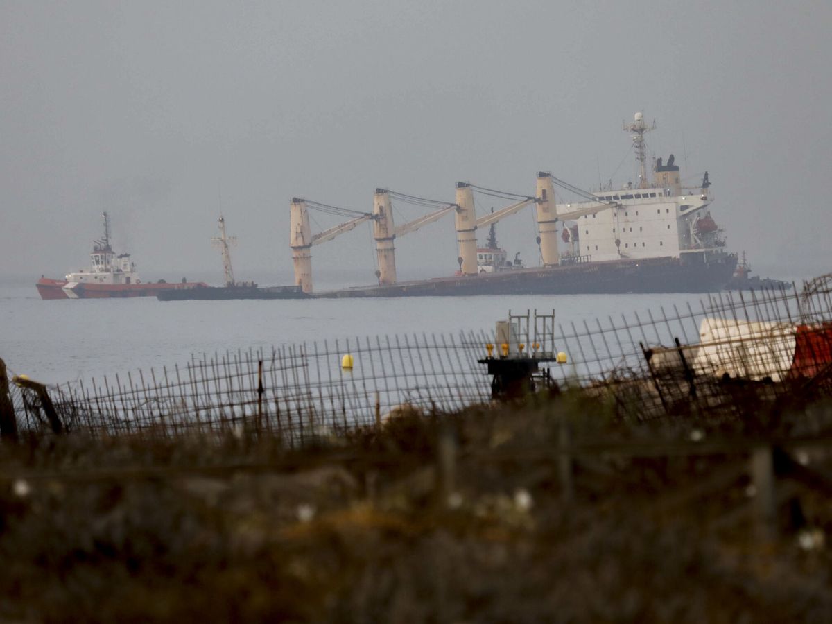 Foto: El buque OS 35, el cual ha chocado esta madrugada con otro. (EFE/A. Carrasco Ragel)
