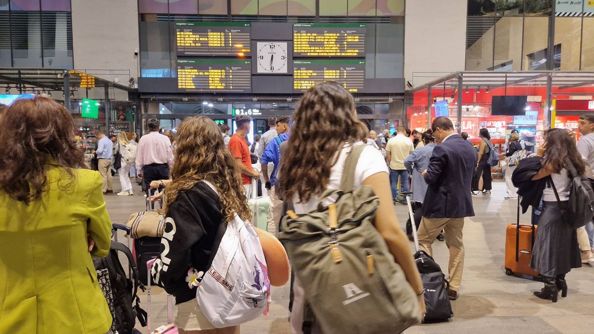 Cientos de personas pasan la noche en la estación: la DANA suspende los trenes entre Madrid y Andalucía