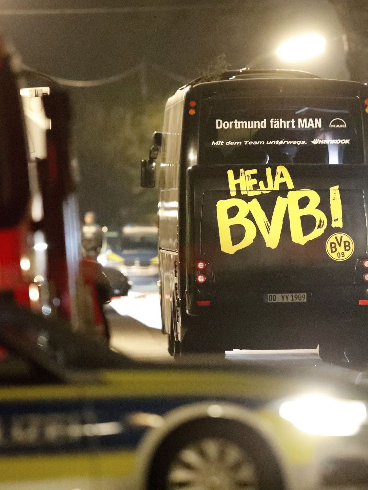 El autobús del equipo, que fue víctima de un ataque (EFE)