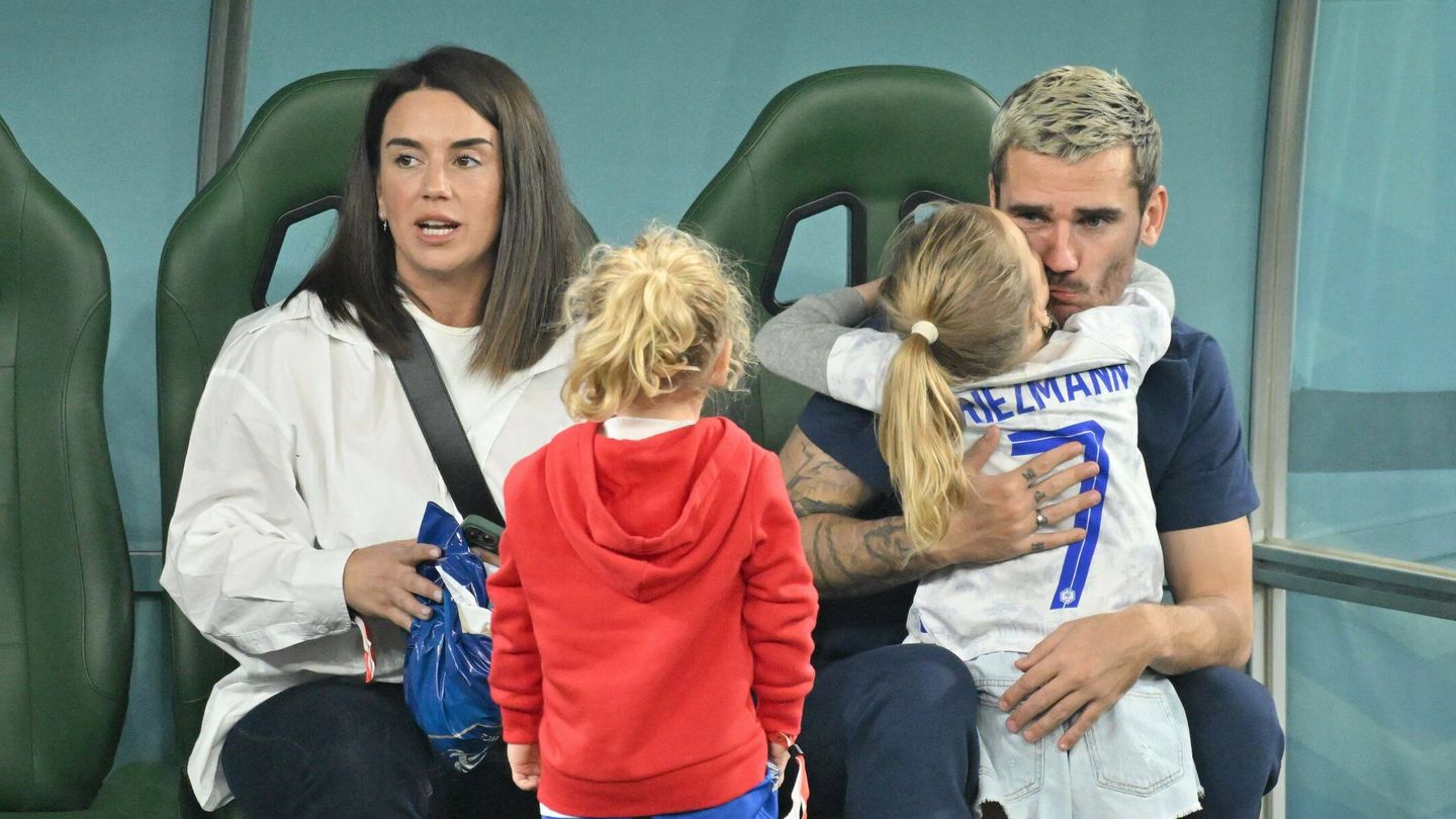 Erika y Antoine, durante el Mundial de Catar, con dos de sus tres hijos. (Cordon Press)