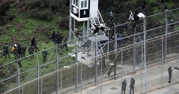 Foto: Imagen de archivo de uno de los intentos de saltar la valla de Ceuta en el último año. (