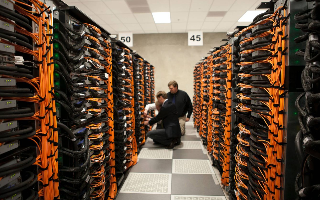 Una sala de servidores, que almacenan las páginas web. (Unsplash/@scienceinhd)