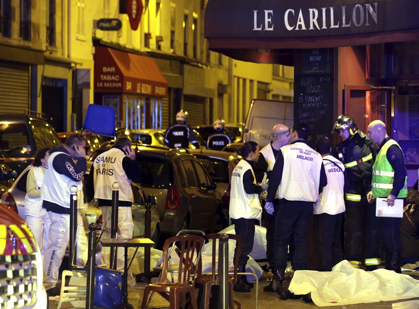 Servicios de emergencias en uno de los cafés parisinos asaltados por los terroristas. (EFE)