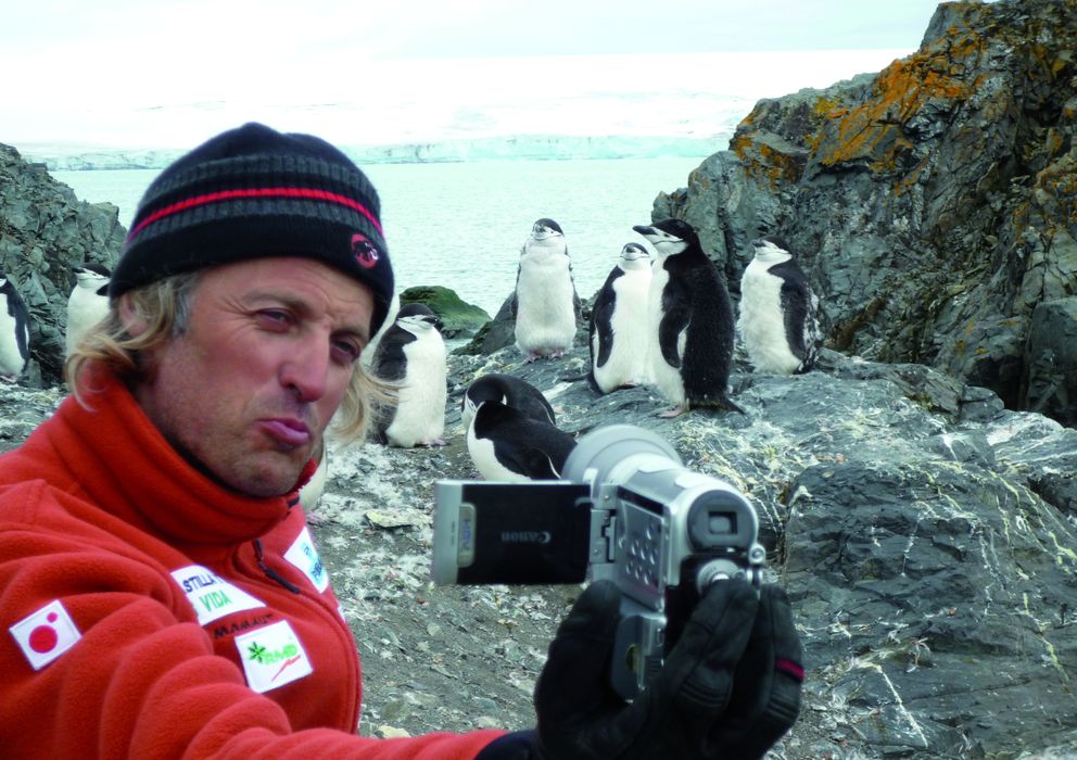 Foto: Calleja se graba junto a unos pingüinos emperador. (Planeta)