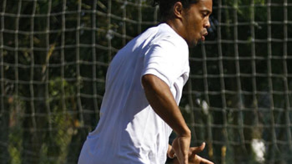 Ronaldinho amenaza con romper su contrato si no le dejan ir a los JJOO
