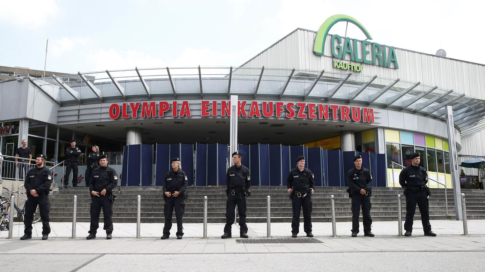 Foto: La policía alemana frente al centro comercial de Múnich donde ha ocurrido su tiroteo. (EFE)