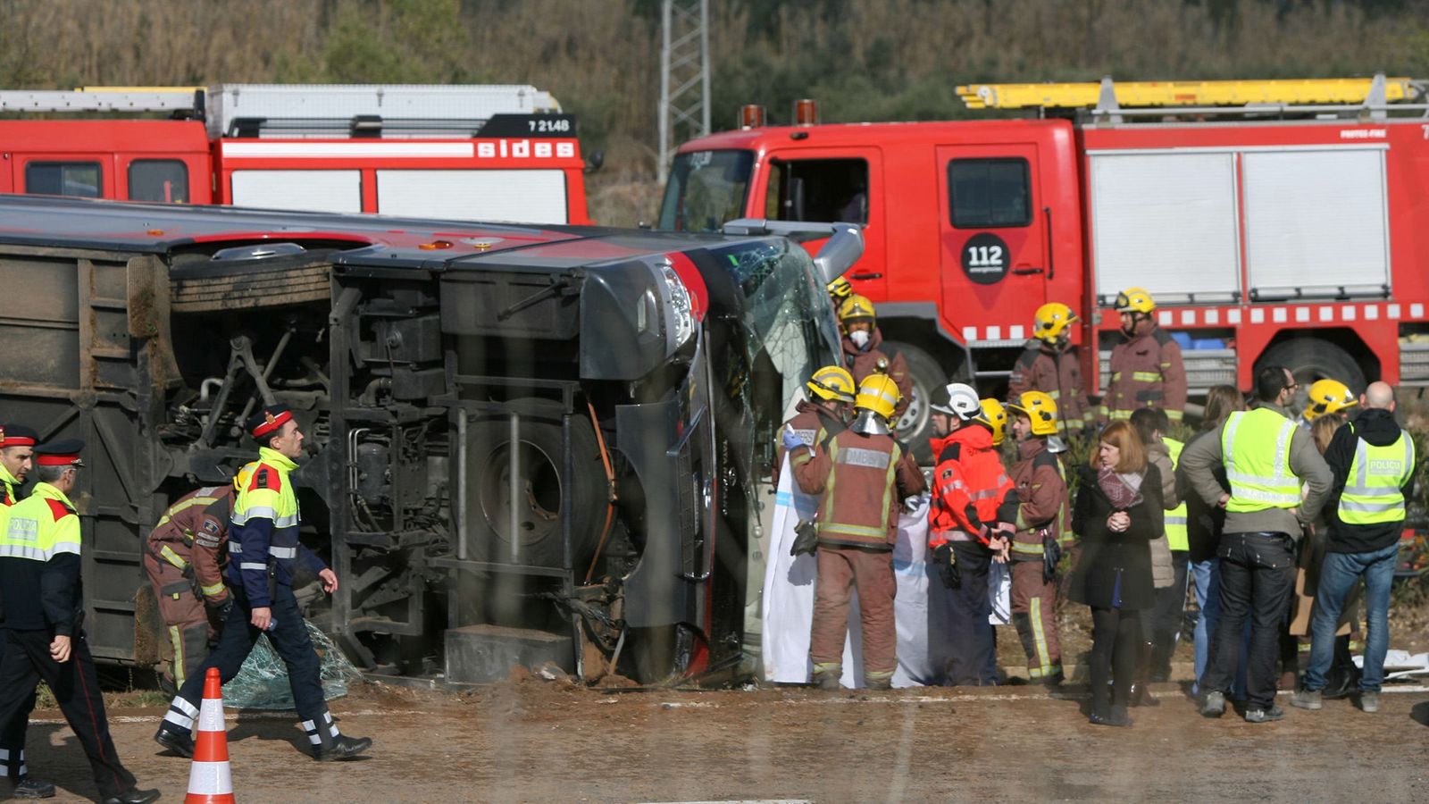 Foto: Equipos de rescate en el punto del accidente del autocar volcado. (EFE)