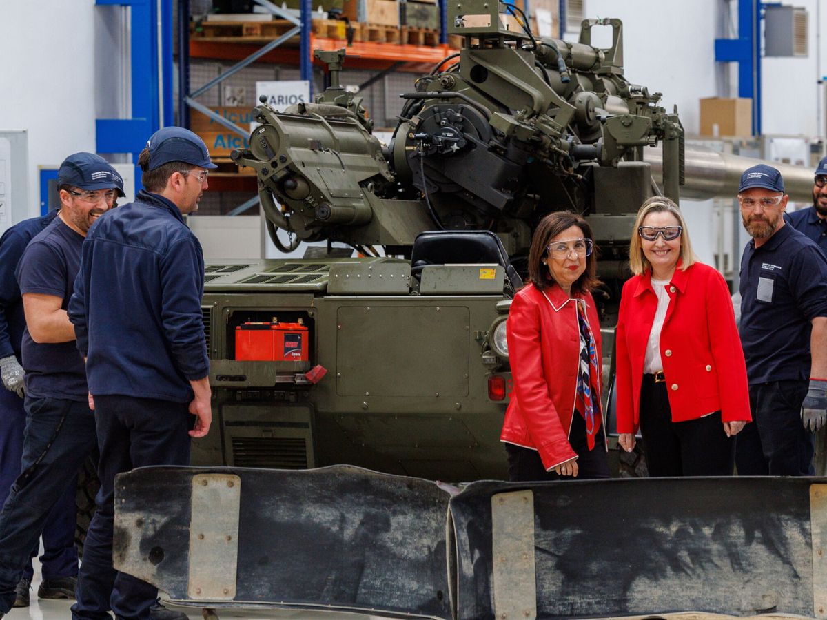 Foto: La ministra de Defensa, Margarita Robles (4d), junto a un grupo de trabajadores en las instalaciones de Santa Bárbara Sistemas en Alcalá de Guadaíra (Sevilla) junto a uno de los seis tanques Leopard. (EFE/Julio Muñoz)