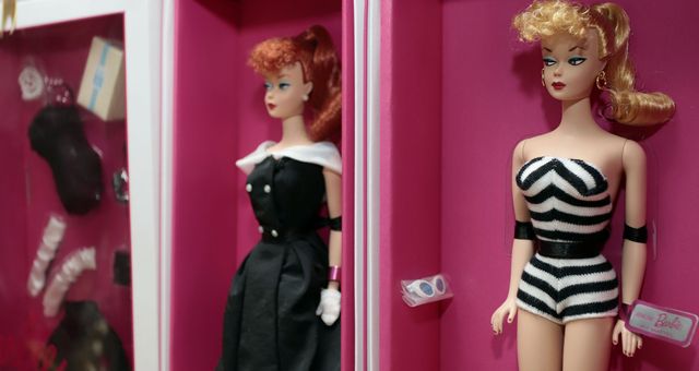 Fotografía de una colección de muñecas Barbie del médico mexicano Paul Sebastián Juárez. (EFE/Hilda Ríos) 