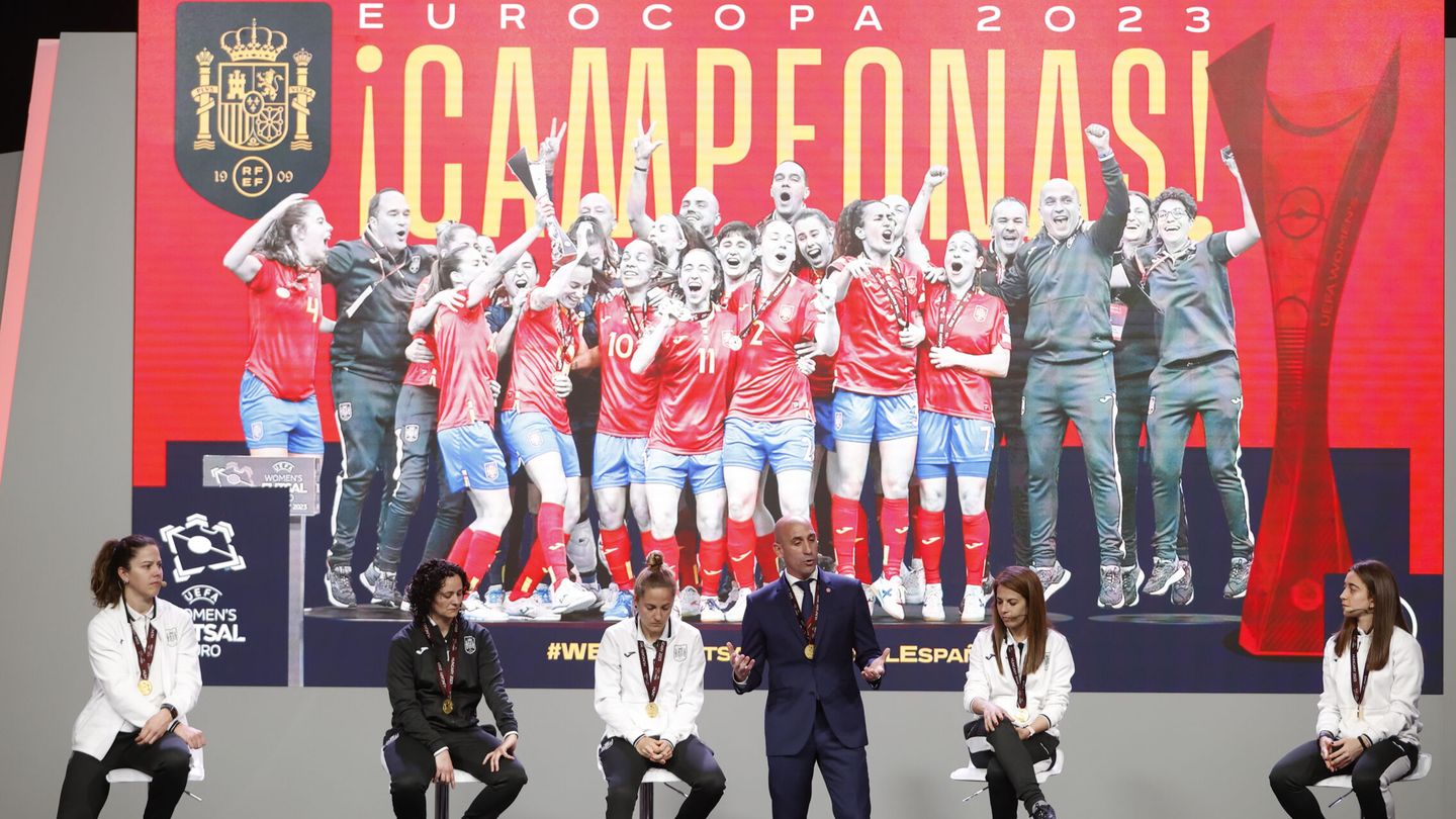 El presidente de la Real Federación Española de Fútbol (RFEF), Luis Rubiales, con la Selección Femenina de Fútbol Sala, campeonas del Europeo Femenino de Fútbol Sala. (Foto: EFE/Mariscal) 
