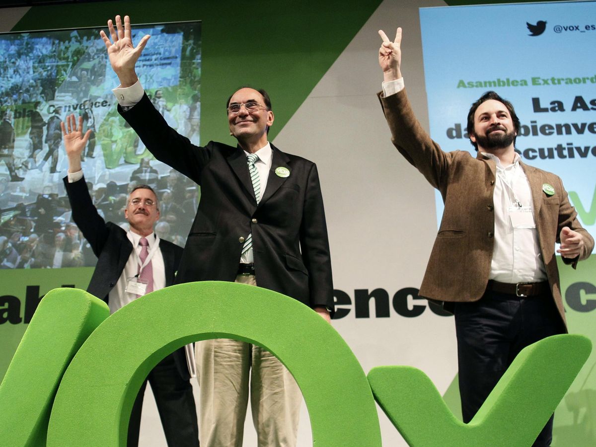 Foto: Alejo Vidal-Quadras (c), junto con José Antonio Ortega Lara (i) y Santiago Abascal (d), en 2014. (EFE)