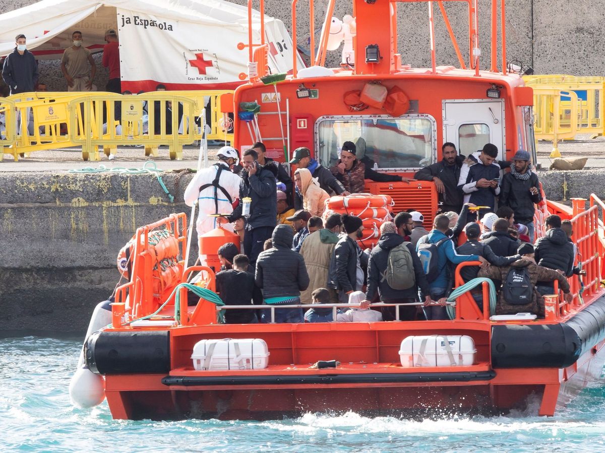 Foto: Inmigrantes llegan al puerto de Arguineguín. (EFE)