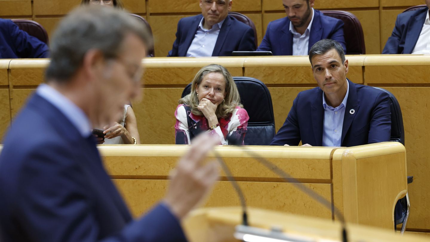 Cara a cara Sánchez-Feijóo en el Senado. (EFE/Juanjo Martín)