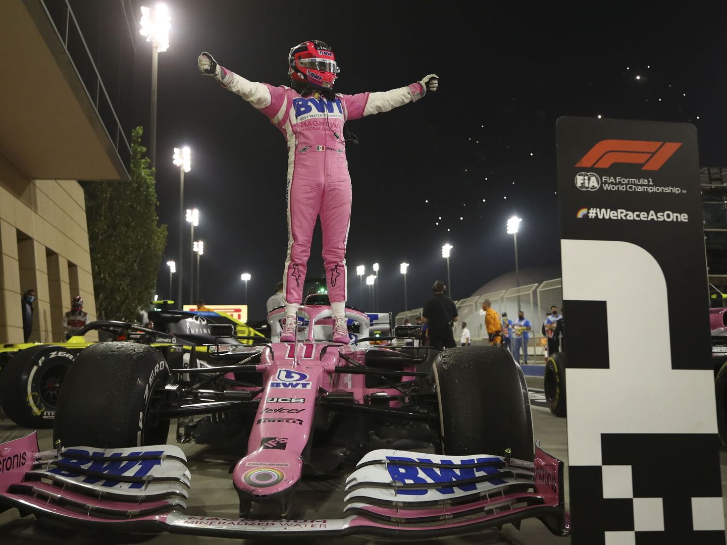 El piloto mexicano ha vivido un año increíble y azaroso, desde quedarse sin volante, su primera victoria y su fichaje por Red Bull