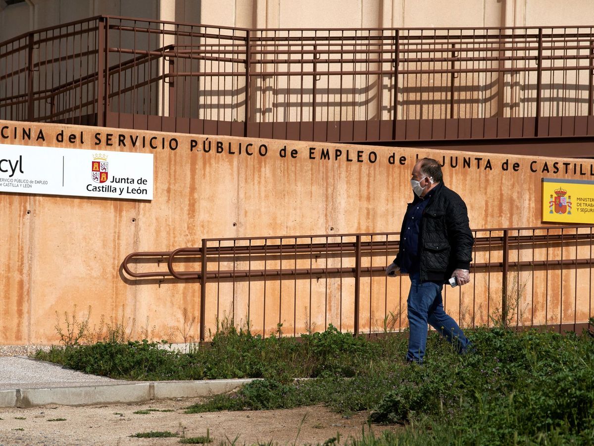 Foto: Entrada de la oficina del Servicio Público de Empleo de la Junta de Castilla y León en Ávila (EFE)