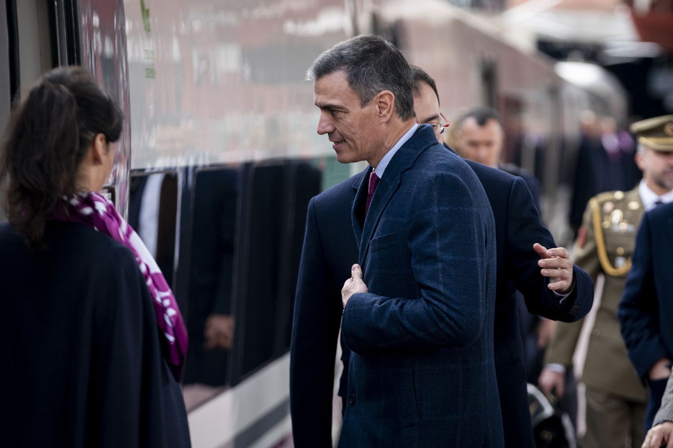 El presidente del Gobierno, Pedro Sánchez, sube a un tren de alta velocidad. (EP)