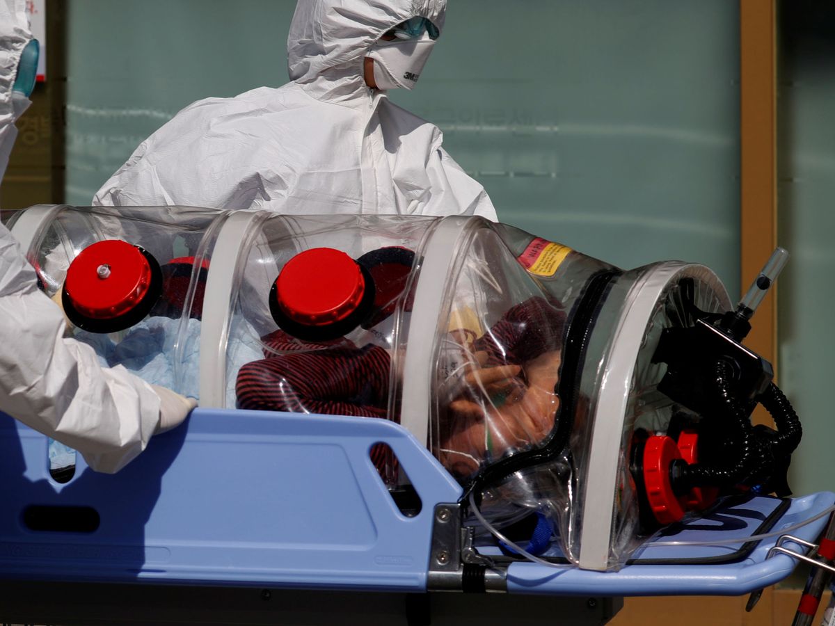 Foto: Médicos transportan a un paciente sospechoso de sufrir coronavirus en Daegu, Corea del Sur (Reuters)