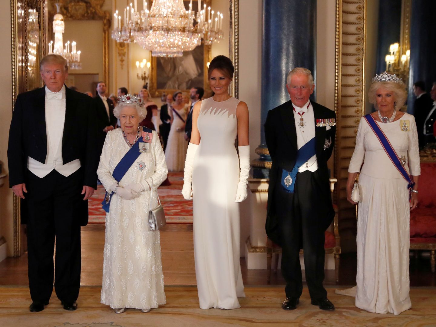 Los Trump con la reina Isabel, el príncipe Carlos y la duquesa de Cornualles en la cena de gala. (Reuters)