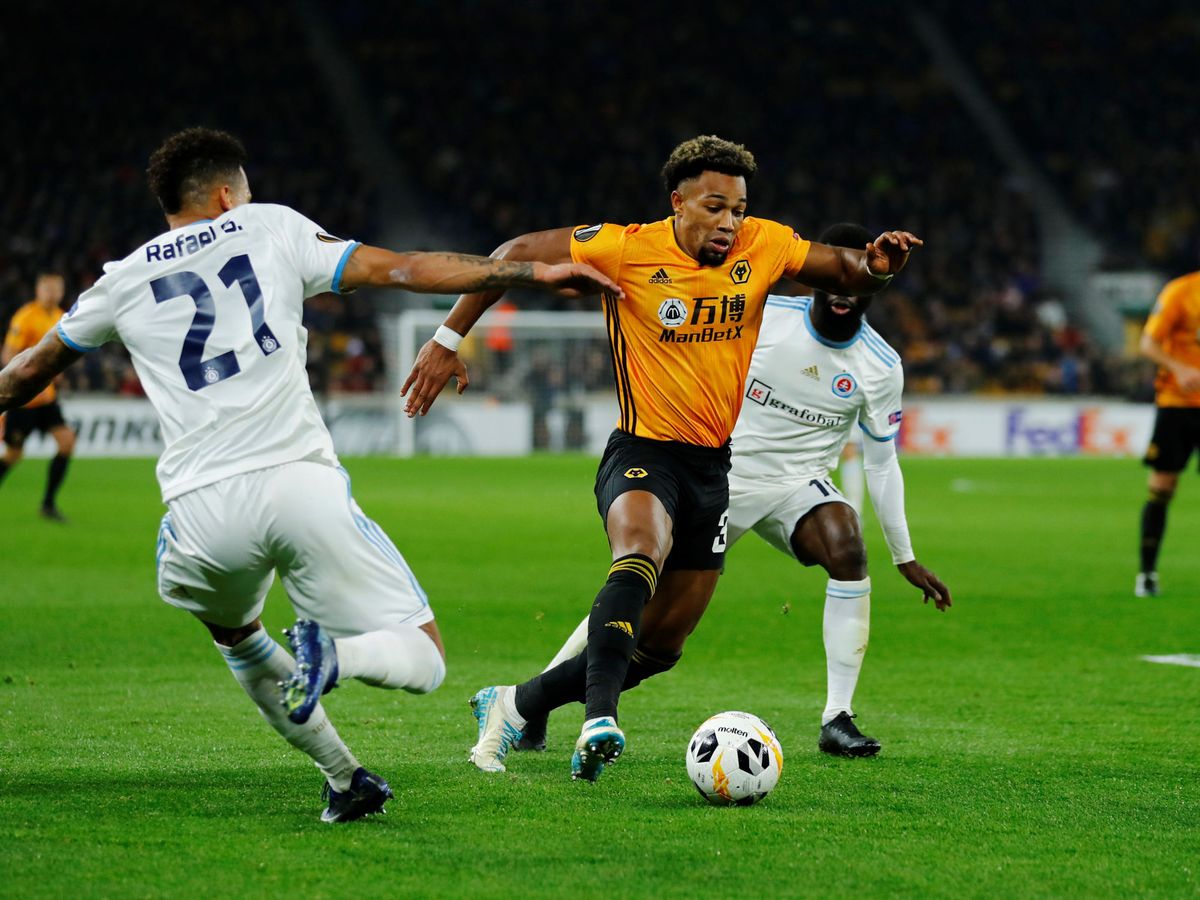Foto: Adama Traoré (de amarillo), durante un partido de Europa League del Wolverhampton. (Reuters)