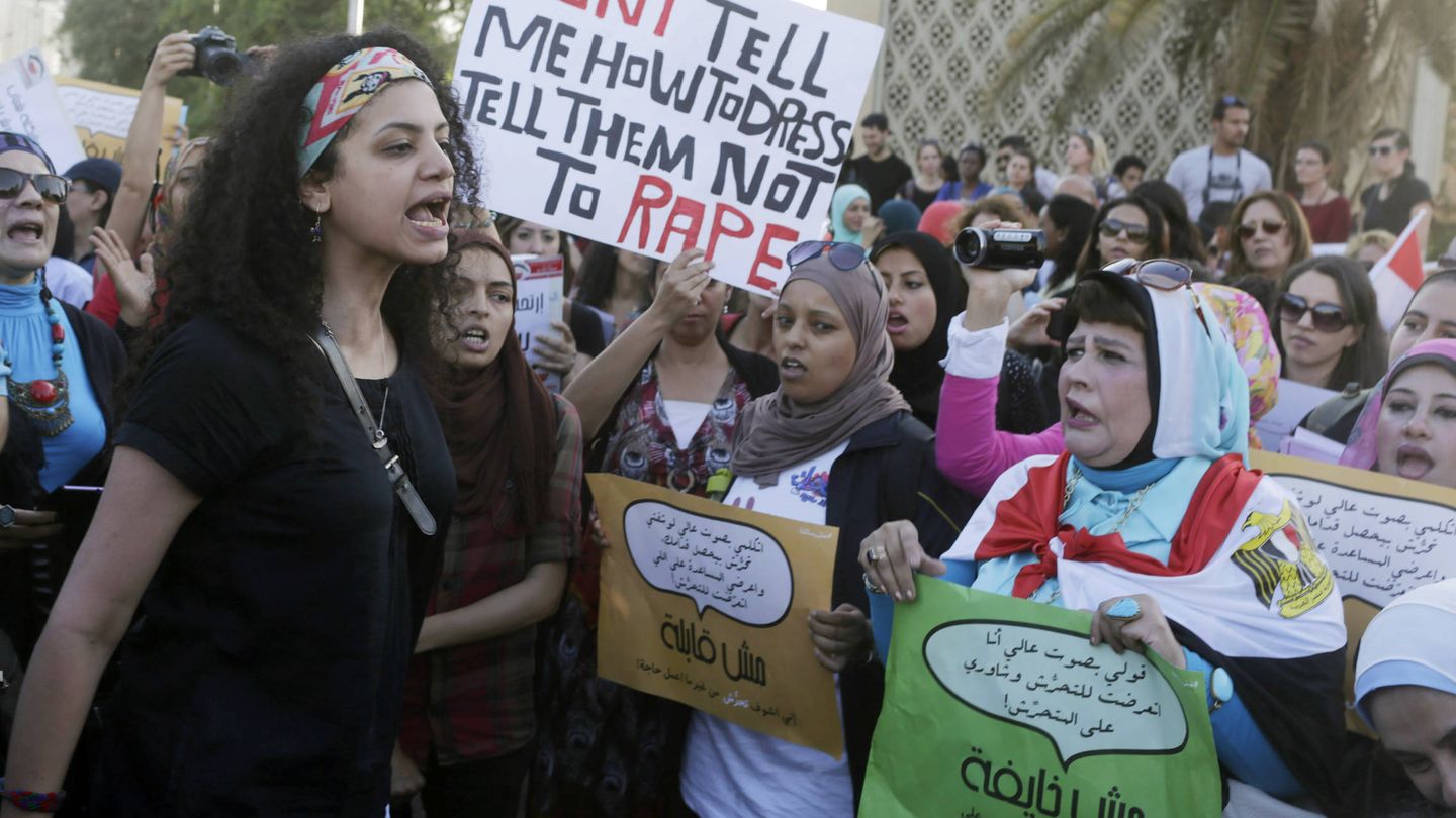 Un grupo de egipcias protesta contra el acoso sexual en el centro del Cairo. (Reuters)