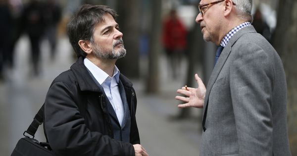 Foto: El exdiputado de CiU Oriol Pujol (i), conversa con su abogado, Xavier Melero. (EFE)