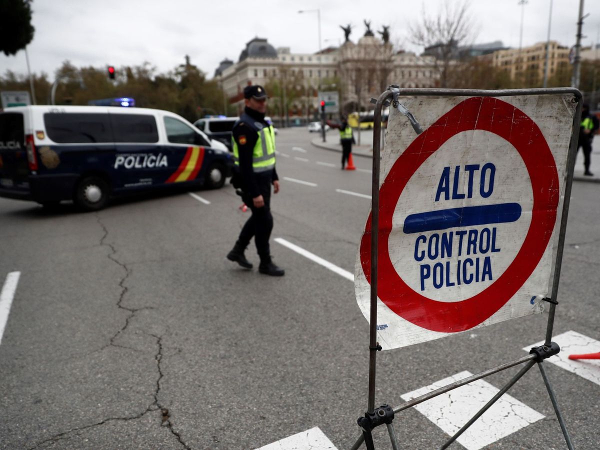 Foto: Control de seguridad cerca de la estación de Atocha, en Madrid, para evitar movimientos innecesarios de las personas. (EFE)