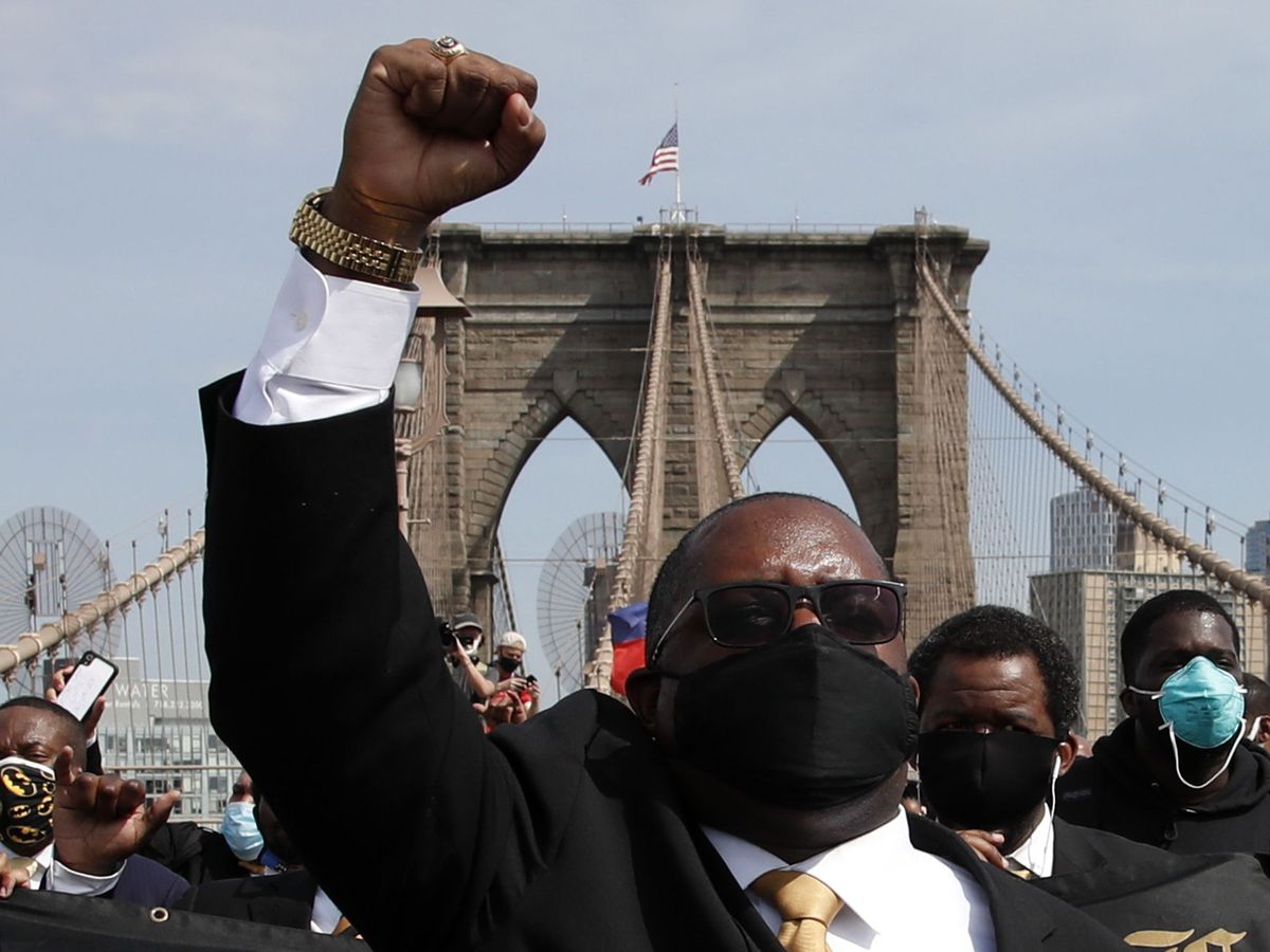 Foto: Manifestantes en el puente de Brooklyn. (EFE)