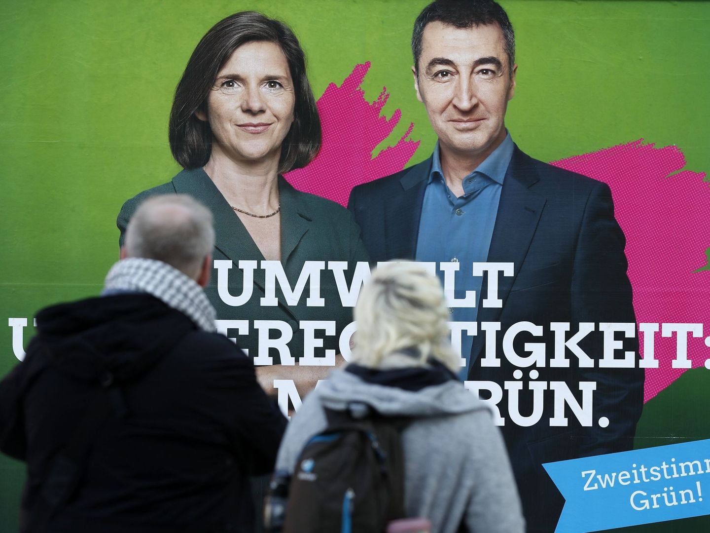 Poster electoral con los candidatos de Los Verdes, Katrin Göring-Eckardt y Cem Özdemir, en Berlín. (EFE)