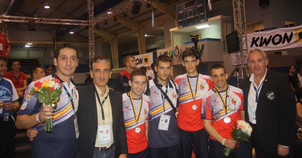 Foto: Santi Malvar (segundo por la izquierda) ganó el bronce en el Mundial de Aruba 2012. A su izquierda, Jesús Castellanos, presidente de la federación. (Fotos: Santi Malvar)