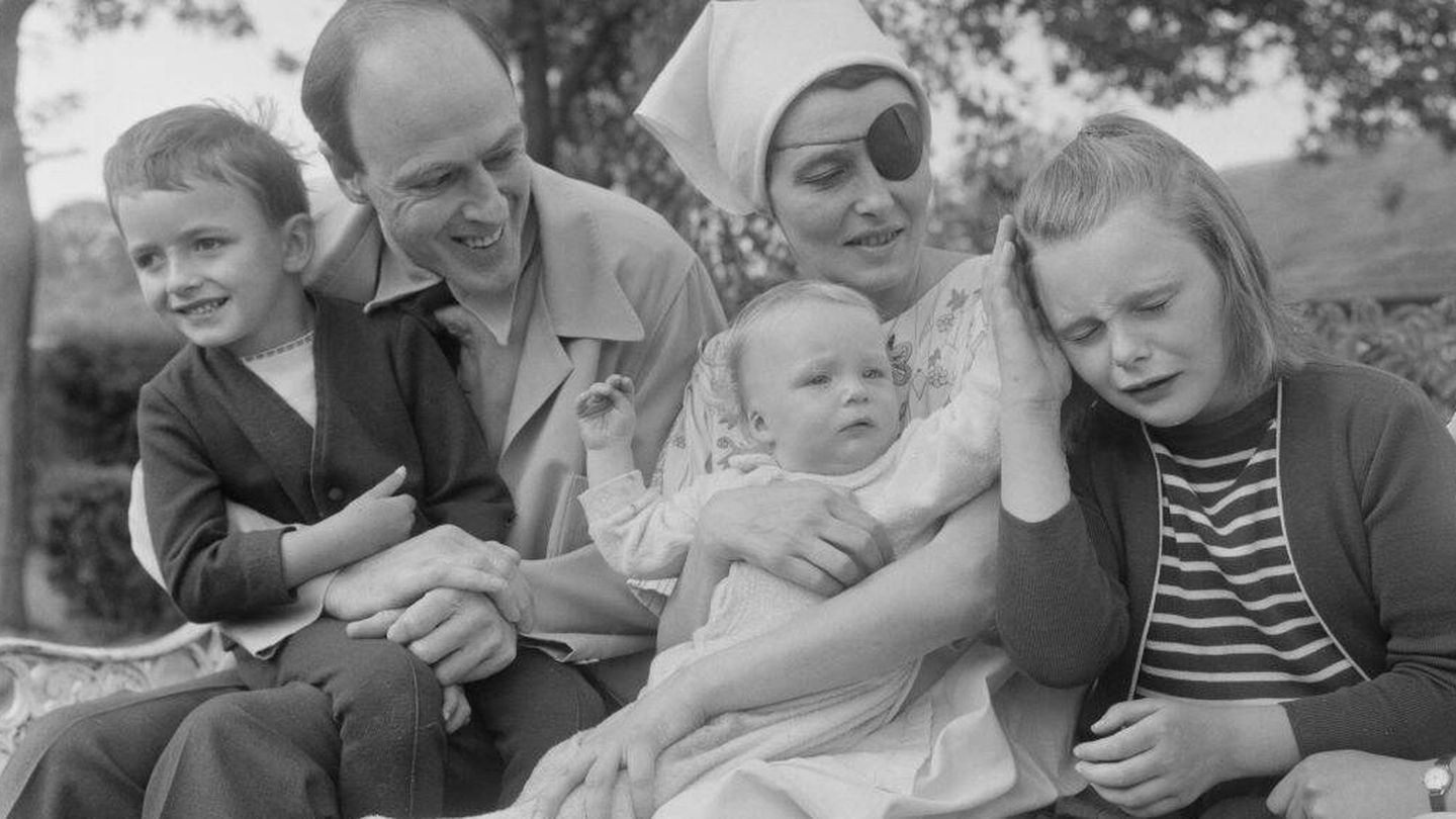 El escritor, junto a Patricia Neal y tres de sus hijos. (Getty)