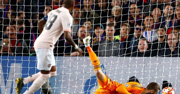 Foto: El momento en que a De Gea se le cuela el balón entre las manos y el cuerpo en el segundo gol de Messi. (EFE) 