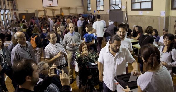 Foto: Mesa de votación en Barcelona. (EFE)